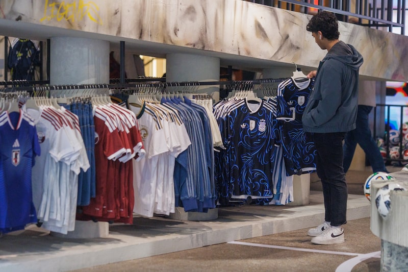 Camisetas de fútbol a la venta en una tienda Adidas de Londres. Fotógrafo: Jason Alden/Bloomberg. Camisetas de fútbol a la venta en una tienda Adidas de Londres. Fotógrafo: Jason Alden/Bloomberg.