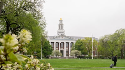 Trump escala ataque a Harvard e anuncia novo corte de US$ 450 milhões em verbas Trump escala ataque a Harvard e anuncia novo corte de US$ 450 milhões em verbas