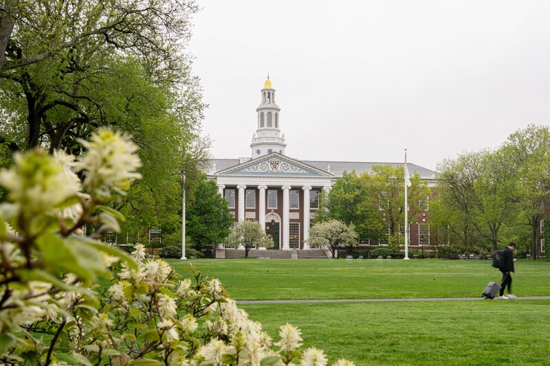 O governo dos EUA já bloqueou mais de US$ 2,2 bilhões em financiamento federal para Harvard, criticando a resposta da escola ao aumento do antissemitismo no campus após o ataque do Hamas a Israel em 7 de outubro de 2023 O governo dos EUA já bloqueou mais de US$ 2,2 bilhões em financiamento federal para Harvard, criticando a resposta da escola ao aumento do antissemitismo no campus após o ataque do Hamas a Israel em 7 de outubro de 2023