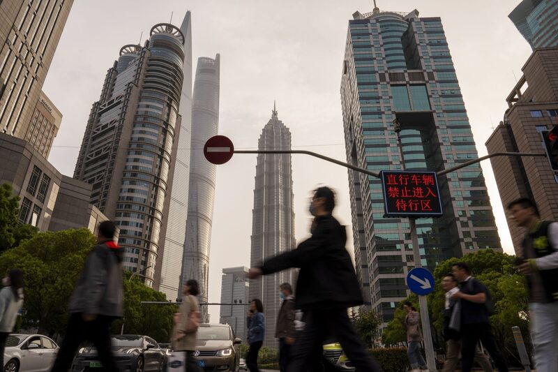Peatones cruzan una calle en el distrito financiero de Lujiazui, en Pudong, Shanghái (China), el lunes 15 de abril de 2024. Peatones cruzan una calle en el distrito financiero de Lujiazui, en Pudong, Shanghái (China), el lunes 15 de abril de 2024.