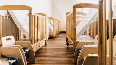 Demócratas proponen guarderías públicas gratuitas o US$1.000 al mes para familias con niños pequeños Demócratas proponen guarderías públicas gratuitas o US$1.000 al mes para familias con niños pequeños