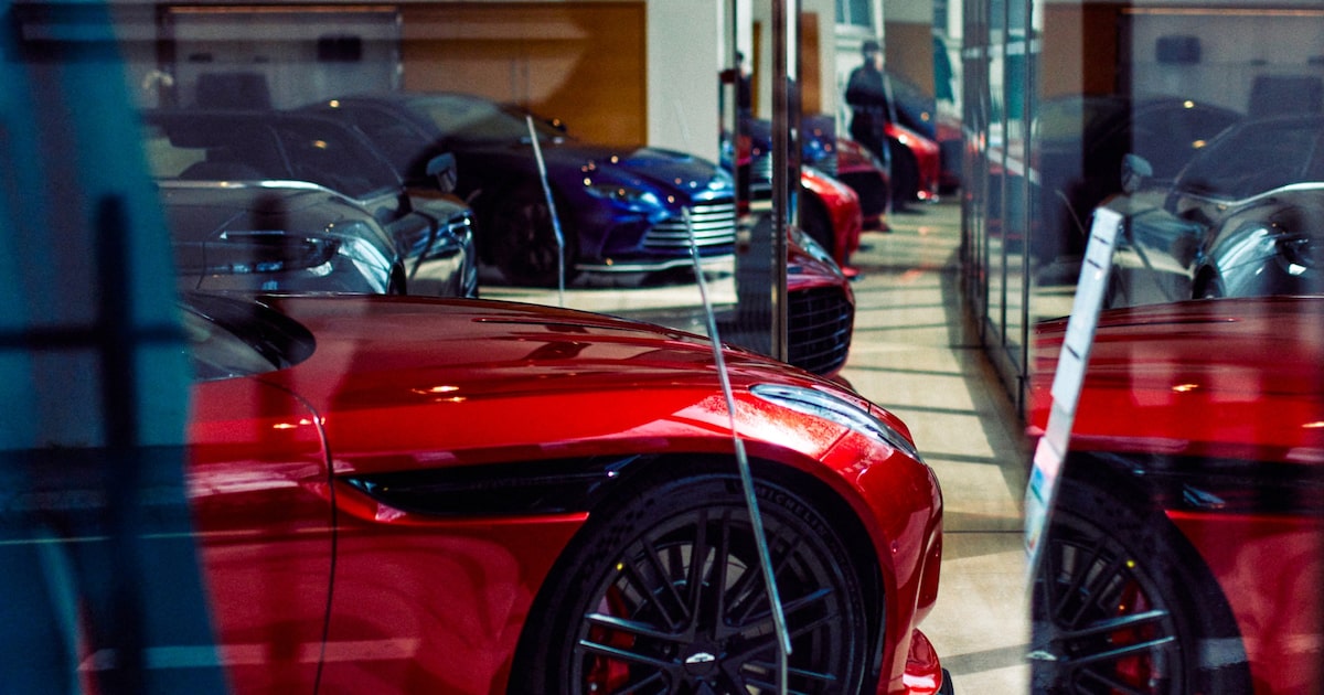ASTON MARTIN: PÉRDIDAS REDUCIDAS, DEUDA PERSISTENTE Y NUEVA INYECCIÓN DE CAPITAL