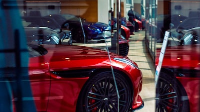 Aston Martin reduce pérdidas pero mantiene alta deuda y dependencia de su accionista Aston Martin reduce pérdidas pero mantiene alta deuda y dependencia de su accionista