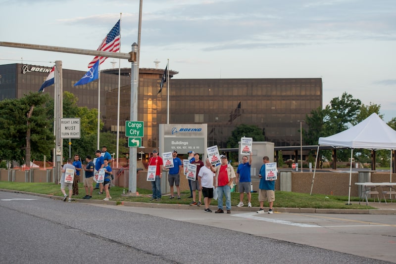 Los trabajadores protestan frente a la planta de Boeing Defense, Space & Security en Berkeley, Misuri, en agosto. Fotógrafo: Neeta Satam/Bloomberg. Los trabajadores protestan frente a la planta de Boeing Defense, Space & Security en Berkeley, Misuri, en agosto. Fotógrafo: Neeta Satam/Bloomberg.