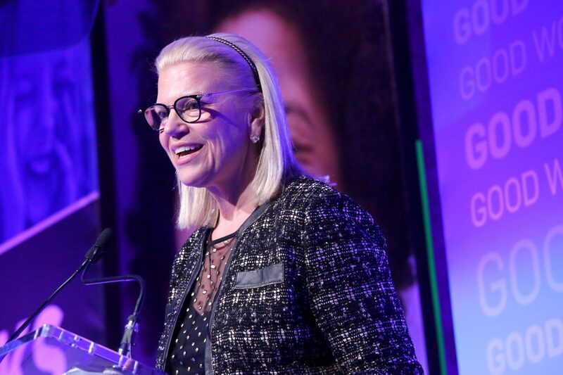 Ginny Rometty, presidenta y CEO de IBM, habla en la 65a Cena Anual de Premios al Servicio Público del Ad Council en el New York Hilton Midtown. Ginny Rometty, presidenta y CEO de IBM, habla en la 65a Cena Anual de Premios al Servicio Público del Ad Council en el New York Hilton Midtown.