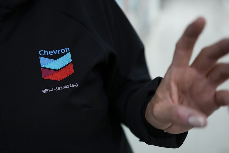 Chevron planea despedir al 20% de sus trabajadores a nivel mundial para reducir costos. Chevron planea despedir al 20% de sus trabajadores a nivel mundial para reducir costos.