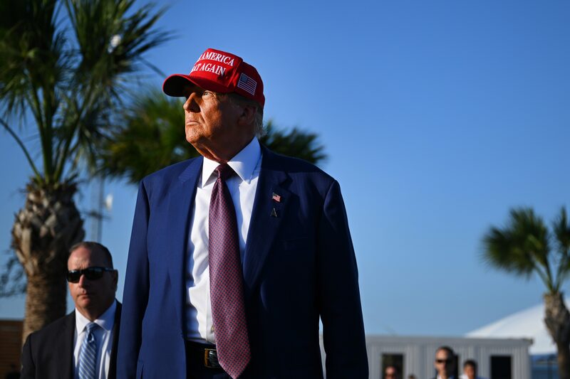 Los inversores están subestimando los riesgos de una guerra comercial bajo una presidencia de Donald Trump, según los estrategas de Bank of America Corp. que predicen una caída del 5% en las divisas de los mercados emergentes durante la primera mitad de 2025. Los inversores están subestimando los riesgos de una guerra comercial bajo una presidencia de Donald Trump, según los estrategas de Bank of America Corp. que predicen una caída del 5% en las divisas de los mercados emergentes durante la primera mitad de 2025.