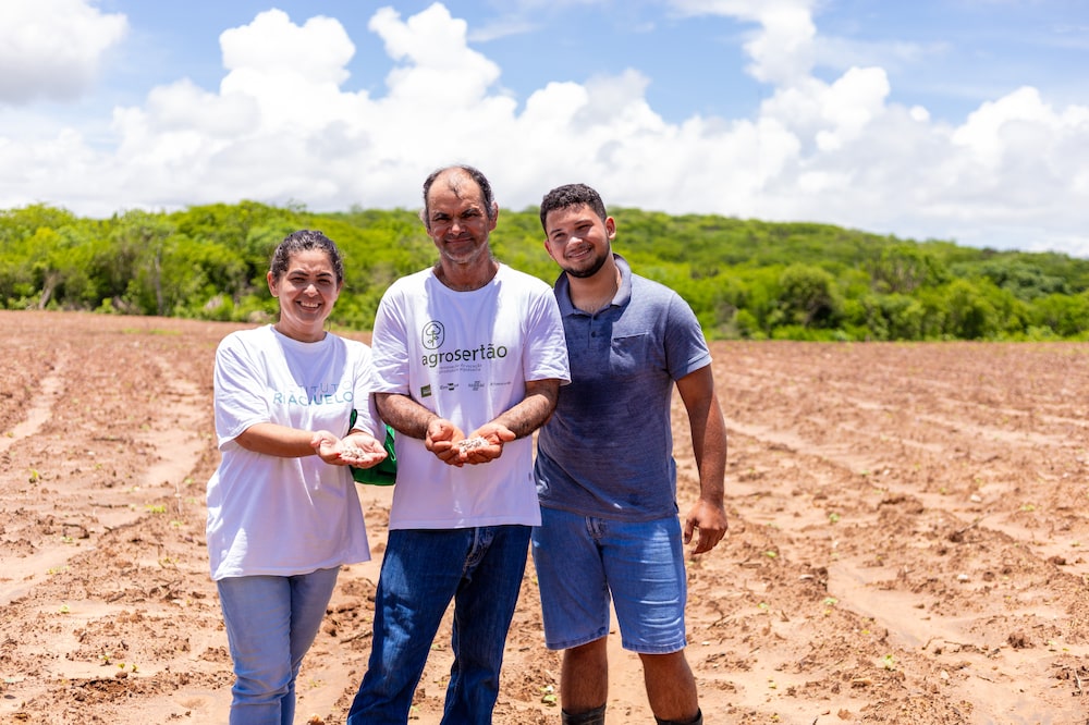 Geração de produtores de algodão do Seridó: (da esquerda à direita) Mônica Alves, agricultora; Luiz Rodrigues Sobrinho, agricultor e pai de Alves; Rafael José, filho de Alves Geração de produtores de algodão do Seridó: (da esquerda à direita) Mônica Alves, agricultora; Luiz Rodrigues Sobrinho, agricultor e pai de Alves; Rafael José, filho de Alves