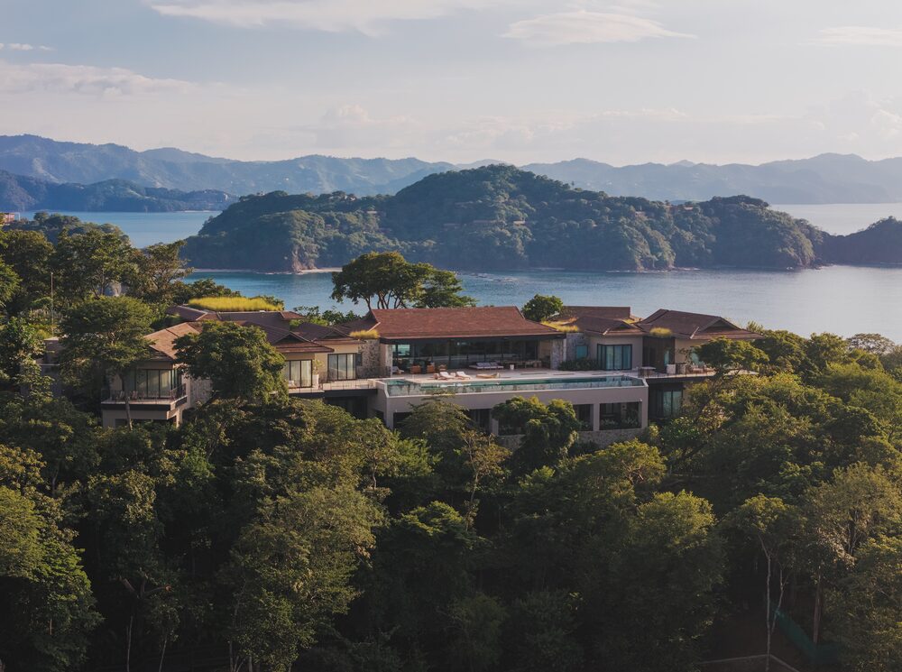 Resort Nekajui, um Ritz-Carlton Reserve, localizado Península Papagayo , na Costa Rica, em um santuário privado que abrange 1.400 acres, com praias intocadas, florestas tropicais Resort Nekajui, um Ritz-Carlton Reserve, localizado Península Papagayo , na Costa Rica, em um santuário privado que abrange 1.400 acres, com praias intocadas, florestas tropicais