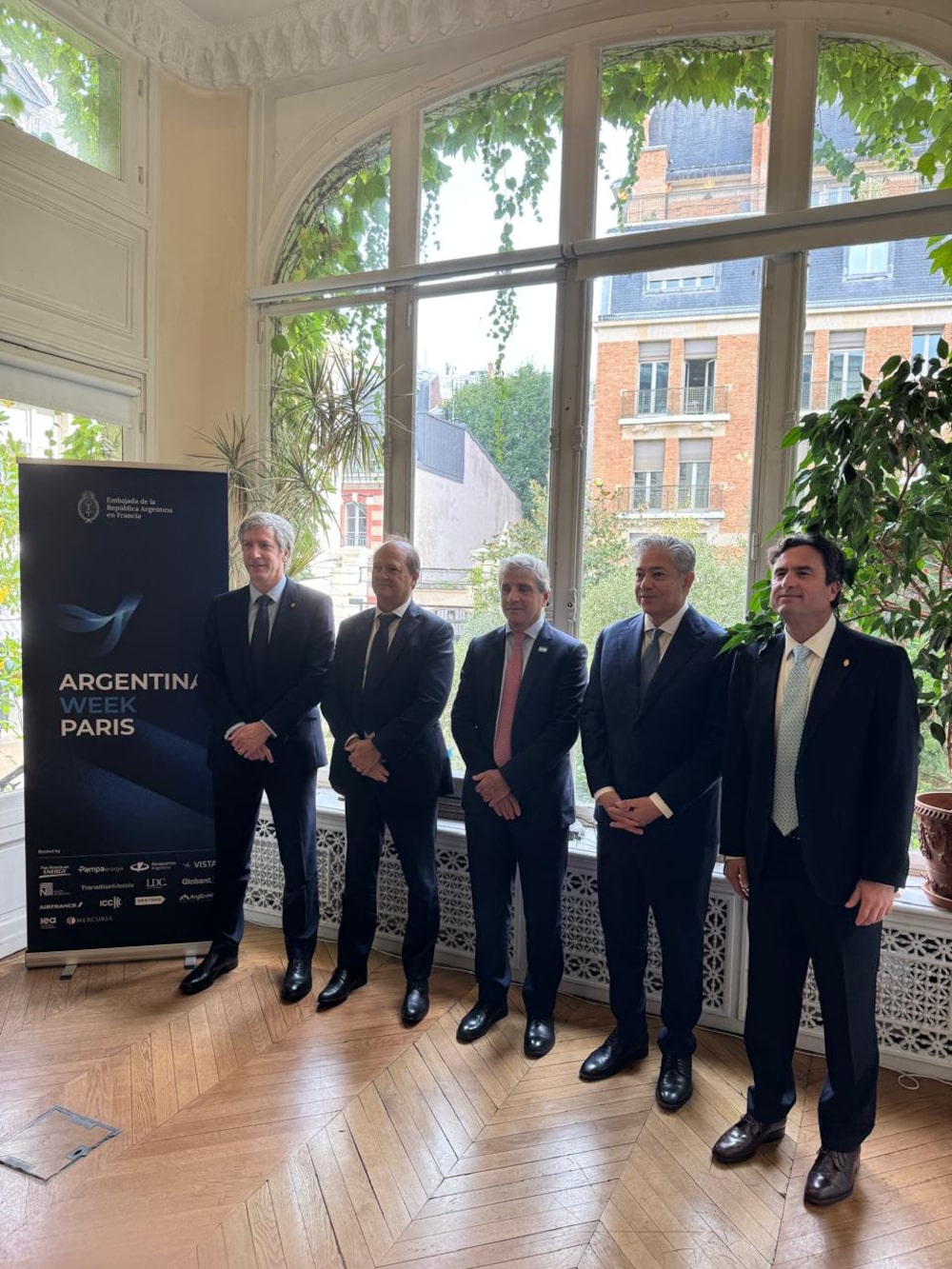 Santiago Bausili, presidente del Banco Central; Luis Caputo, ministro de Economía; Daniel González, secretario coordinador de Energía y Minería; y Julián Escuder, country manager de Pluspetrol en Argentina. Santiago Bausili, presidente del Banco Central; Luis Caputo, ministro de Economía; Daniel González, secretario coordinador de Energía y Minería; y Julián Escuder, country manager de Pluspetrol en Argentina.