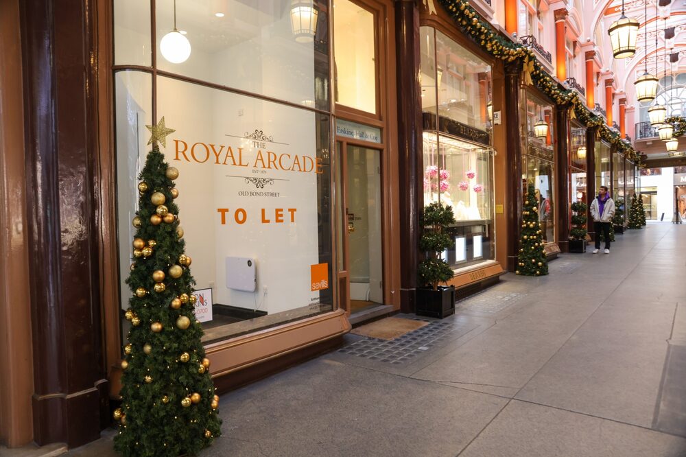 Vitrines da Royal Arcade no bairro de Mayfair, em Londres, onde o Fasano abrirá seu novo hotel em parceria com a JHSF (Hollie Adams/Bloomberg) Vitrines da Royal Arcade no bairro de Mayfair, em Londres, onde o Fasano abrirá seu novo hotel em parceria com a JHSF (Hollie Adams/Bloomberg)