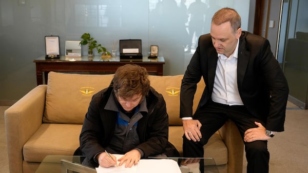 Milei firma proyecto de reforma laboral y excluye modificación clave en señal a gremios Milei firma proyecto de reforma laboral y excluye modificación clave en señal a gremios