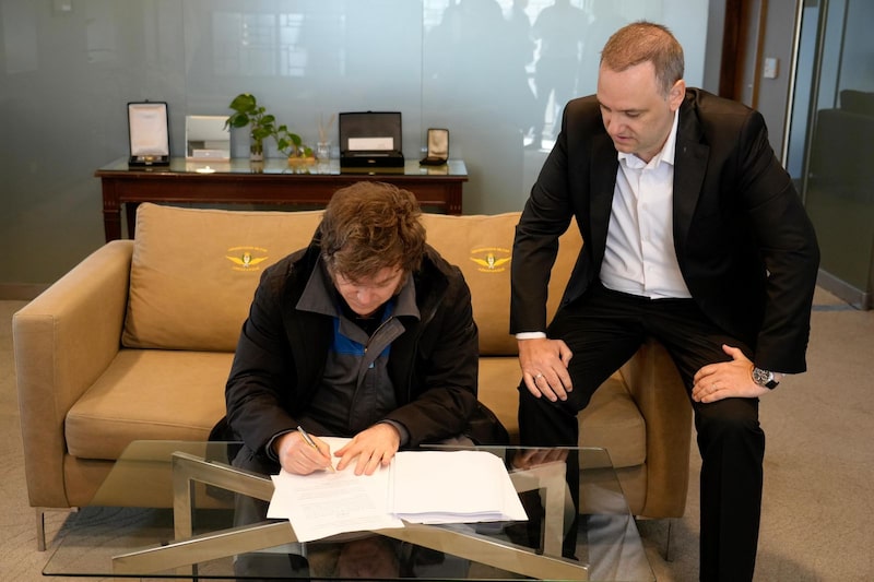 El presidente Milei y el jefe de Gabinete, Manuel Adorni, durante la firma del proyecto de reforma laboral que el Gobierno remitió al Congreso. Crédito de la foto: Presidencia. El presidente Milei y el jefe de Gabinete, Manuel Adorni, durante la firma del proyecto de reforma laboral que el Gobierno remitió al Congreso. Crédito de la foto: Presidencia.