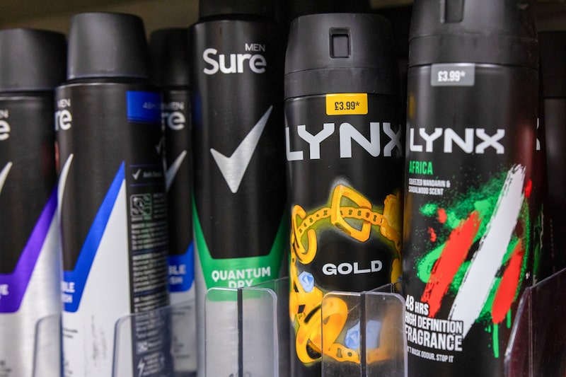 Latas de desodorante Lynx y spray corporal Sure en un supermercado de Londres. Fotógrafa: Betty Laura Zapata/Bloomberg. Latas de desodorante Lynx y spray corporal Sure en un supermercado de Londres. Fotógrafa: Betty Laura Zapata/Bloomberg.