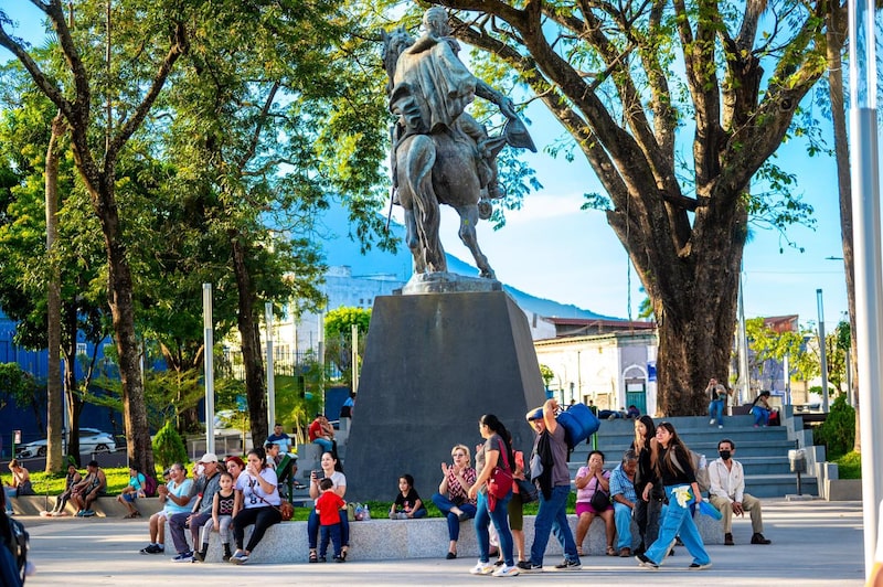 La nueva Plaza Bolívar, en San Salvador Centro, el 30 de noviembre de 2025. La nueva Plaza Bolívar, en San Salvador Centro, el 30 de noviembre de 2025.