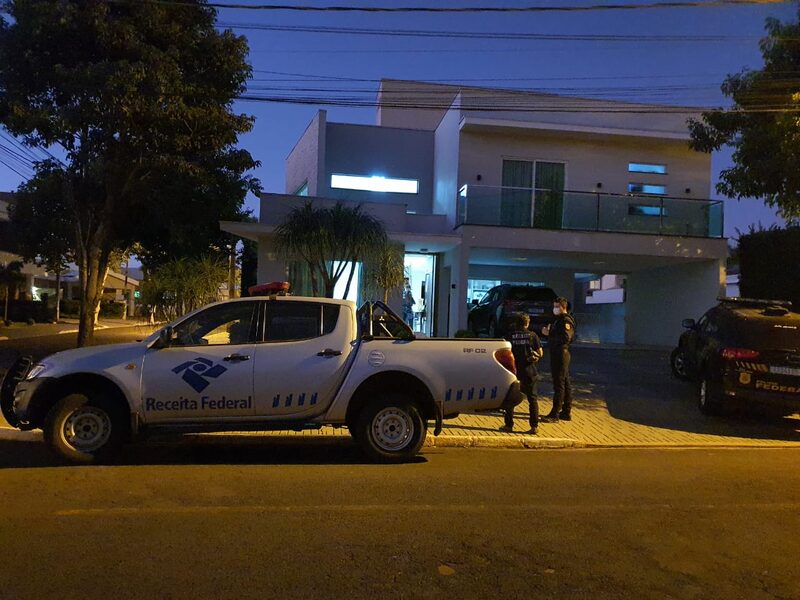 Buscas nas residências de pessoas supostamente ligadas à organização criminosa foram efetuadas em Foz do Iguaçu e Curitiba, no Paraná Buscas nas residências de pessoas supostamente ligadas à organização criminosa foram efetuadas em Foz do Iguaçu e Curitiba, no Paraná