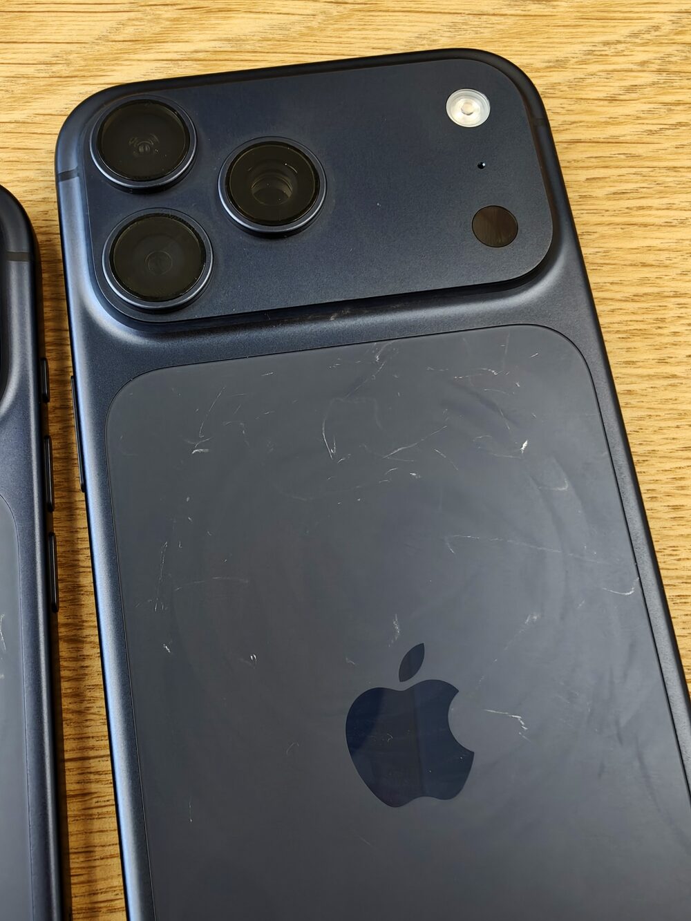 La parte trasera de un iPhone 17 Pro Max en una Apple Store de Hong Kong. Fotografia: Vlad Savov/Bloomberg La parte trasera de un iPhone 17 Pro Max en una Apple Store de Hong Kong. Fotografia: Vlad Savov/Bloomberg