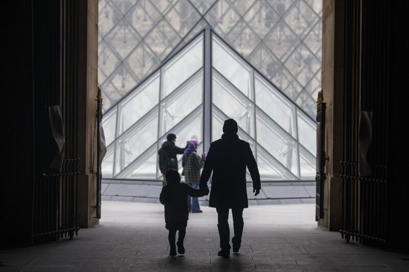 Visitantes no Museu do Louvre em Paris Visitantes no Museu do Louvre em Paris