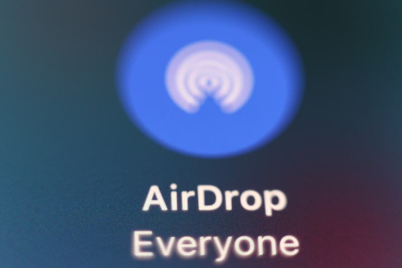 Icono de AirDrop en la pantalla de un teléfono. Foto: Jakub Porzycki/NurPhoto/Getty Images Icono de AirDrop en la pantalla de un teléfono. Foto: Jakub Porzycki/NurPhoto/Getty Images