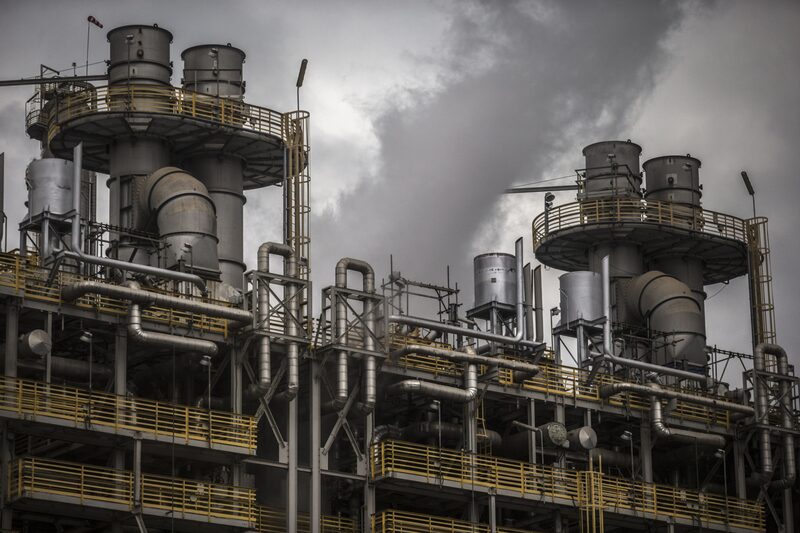 El humo se eleva desde la planta petroquímica de Braskem SA en Duque de Caxias, Brasil, el viernes 4 de agosto de 2017. El humo se eleva desde la planta petroquímica de Braskem SA en Duque de Caxias, Brasil, el viernes 4 de agosto de 2017.