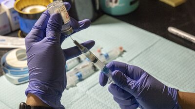 EUA liberam reforço da vacina contra Covid para todos os adultos EUA liberam reforço da vacina contra Covid para todos os adultos