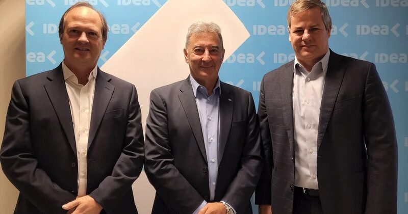 Daniel González (director ejecutivo), Daniel Herrero (presidente del Coloquio) y Roberto Murchison (presidente de IDEA). Daniel González (director ejecutivo), Daniel Herrero (presidente del Coloquio) y Roberto Murchison (presidente de IDEA).