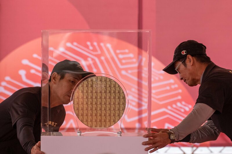 Una oblea de chip expuesta en una ceremonia que marca el inicio de la producción en masa de chips avanzados de 3 nanómetros en las instalaciones de Taiwan Semiconductor Manufacturing Co. (TSMC) en Tainan, Taiwán, el jueves 29 de diciembre de 2022. Una oblea de chip expuesta en una ceremonia que marca el inicio de la producción en masa de chips avanzados de 3 nanómetros en las instalaciones de Taiwan Semiconductor Manufacturing Co. (TSMC) en Tainan, Taiwán, el jueves 29 de diciembre de 2022.
