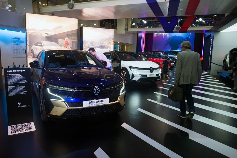 Los clientes miran el vehículo eléctrico Renault SA Megane E-tech (EV) en la tienda insignia L'Atelier Renault en los Campos Elíseos en París, Francia, el jueves 28 de julio de 2022. Los clientes miran el vehículo eléctrico Renault SA Megane E-tech (EV) en la tienda insignia L'Atelier Renault en los Campos Elíseos en París, Francia, el jueves 28 de julio de 2022.
