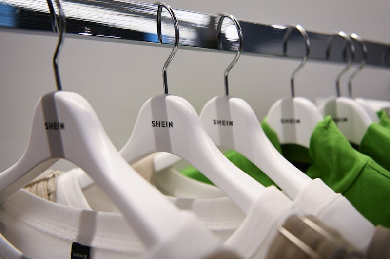 El logotipo de Shein en las perchas de la sala de exposiciones de Shein en Tokio, Japón, el miércoles 16 de noviembre de 2022. El logotipo de Shein en las perchas de la sala de exposiciones de Shein en Tokio, Japón, el miércoles 16 de noviembre de 2022.