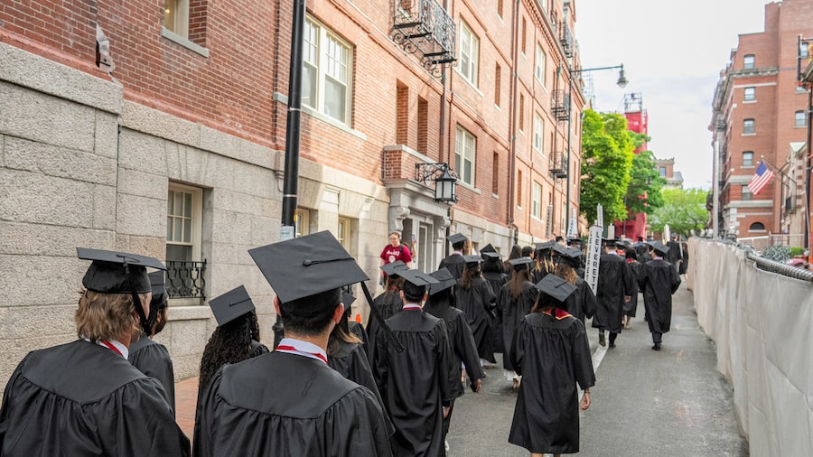 Trump avalia taxa de US$ 100 mil para estudante estrangeiro trabalhar após graduação Trump avalia taxa de US$ 100 mil para estudante estrangeiro trabalhar após graduação