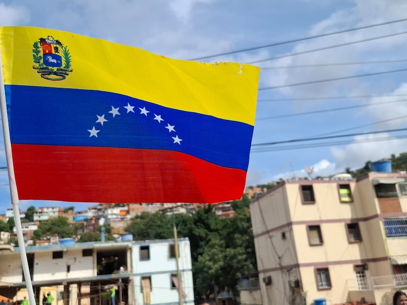 Una bandera venezolana desplegada en el urbanismo Rómulo Gallegos del territorio comunal Catia la Mar, estado la Guaira, Venezuela, el 6 de enero de 2026. Una bandera venezolana desplegada en el urbanismo Rómulo Gallegos del territorio comunal Catia la Mar, estado la Guaira, Venezuela, el 6 de enero de 2026.