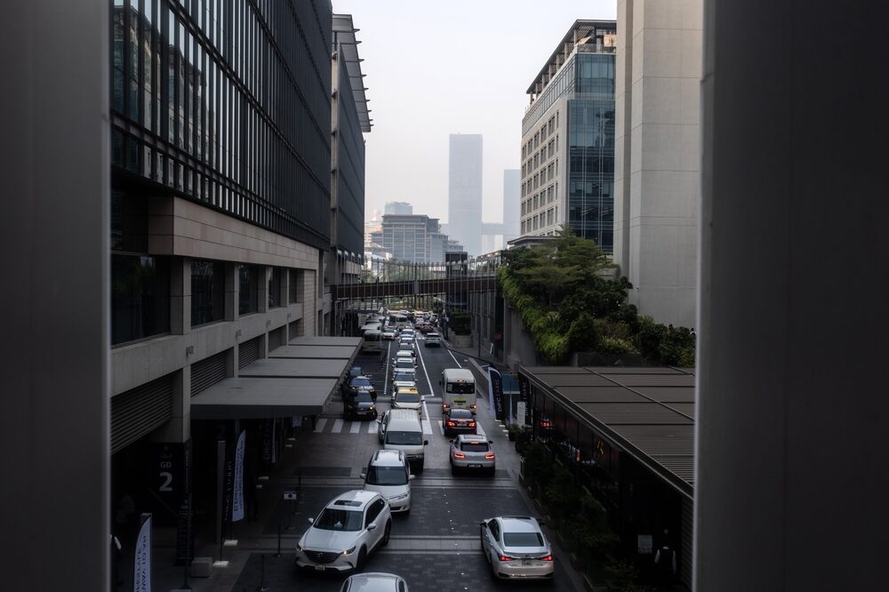 Tráfico en el Distrito Financiero Internacional de Dubai (DIFC) en Dubai, Emiratos Árabes Unidos. Tráfico en el Distrito Financiero Internacional de Dubai (DIFC) en Dubai, Emiratos Árabes Unidos.