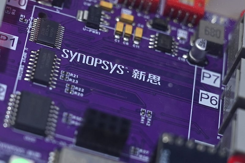 El nombre de la empresa tecnológica estadounidense Synopsis aparece escrito en un tablero de chip. El nombre de la empresa tecnológica estadounidense Synopsis aparece escrito en un tablero de chip.