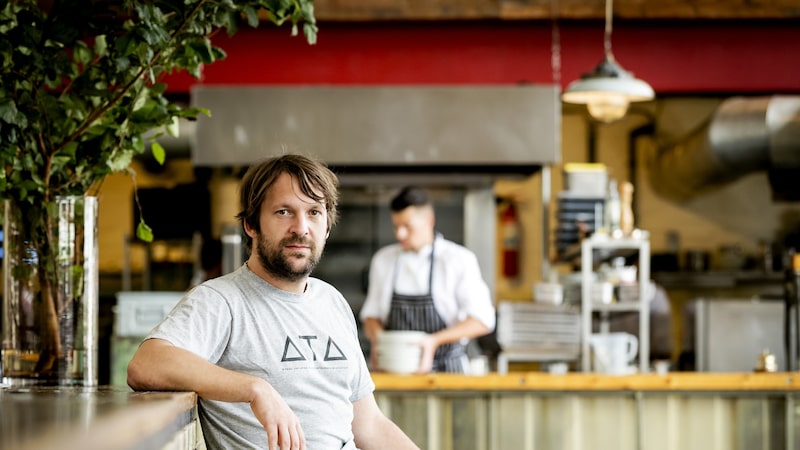 René Redzepi já foi o melhor chef do mundo. Agora deixa o Noma após alegações de abuso René Redzepi já foi o melhor chef do mundo. Agora deixa o Noma após alegações de abuso