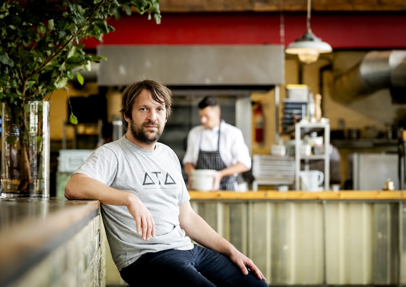 Redzepi anunciou que, depois de mais de duas décadas construindo e liderando o renomado restaurante, ele assumiria a responsabilidade por suas ações (Foto: Robin Van Lonkhuijsen/AFP) Redzepi anunciou que, depois de mais de duas décadas construindo e liderando o renomado restaurante, ele assumiria a responsabilidade por suas ações (Foto: Robin Van Lonkhuijsen/AFP)