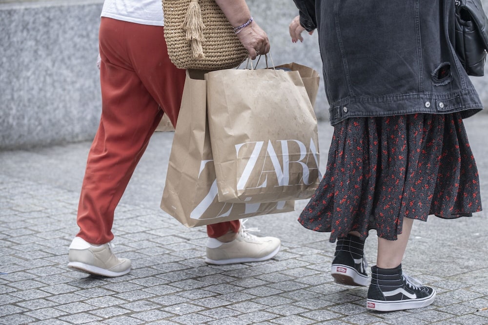 Compradoras con bolsas de compras Zara. Compradoras con bolsas de compras Zara.