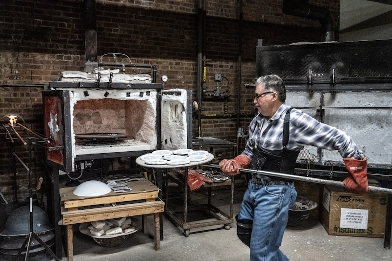 Un trabajador introduce vidrio en un horno en una fábrica de vidrio de Nueva York. Fotógrafa: Stephanie Keith/Bloomberg Un trabajador introduce vidrio en un horno en una fábrica de vidrio de Nueva York. Fotógrafa: Stephanie Keith/Bloomberg