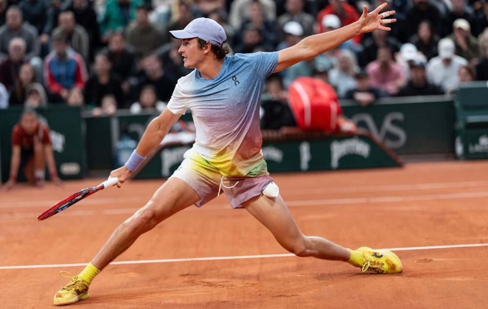A Quadra 7 de Roland Garros marcou o início da febre em torno de João Fonseca em 2025. Empurrado pelo carnaval da torcida brasileira, o jovem estreou eliminando Hubert Hurkacz em sets diretos A Quadra 7 de Roland Garros marcou o início da febre em torno de João Fonseca em 2025. Empurrado pelo carnaval da torcida brasileira, o jovem estreou eliminando Hubert Hurkacz em sets diretos