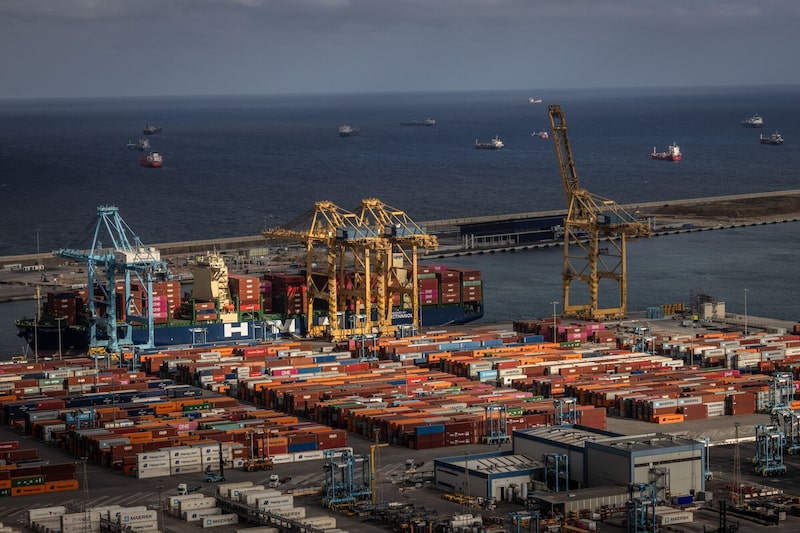 En la foto, un buque de carga en el puerto comercial de Barcelona. En la foto, un buque de carga en el puerto comercial de Barcelona.