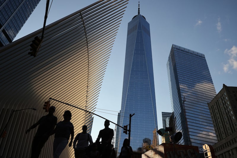 NUEVA YORK, NUEVA YORK - 06 DE SEPTIEMBRE: Los peatones cruzan la calle Church cerca del Oculus del Centro de Transporte del World Trade Center y el Memorial del 11 de septiembre el 06 de septiembre de 2021 en la ciudad de Nueva York. Veinte años después de que los terroristas de Al Qaeda estrellaran dos aviones secuestrados contra las Torres Norte y Sur del World Trade Center, esta zona de 16 acres es ahora un monumento en memoria de los 2.606 civiles, bomberos y agentes de la ley que murieron en las torres y en los alrededores y de los 147 civiles que iban a bordo de los aviones. (Foto de Chip Somodevilla/Getty Images) NUEVA YORK, NUEVA YORK - 06 DE SEPTIEMBRE: Los peatones cruzan la calle Church cerca del Oculus del Centro de Transporte del World Trade Center y el Memorial del 11 de septiembre el 06 de septiembre de 2021 en la ciudad de Nueva York. Veinte años después de que los terroristas de Al Qaeda estrellaran dos aviones secuestrados contra las Torres Norte y Sur del World Trade Center, esta zona de 16 acres es ahora un monumento en memoria de los 2.606 civiles, bomberos y agentes de la ley que murieron en las torres y en los alrededores y de los 147 civiles que iban a bordo de los aviones. (Foto de Chip Somodevilla/Getty Images)