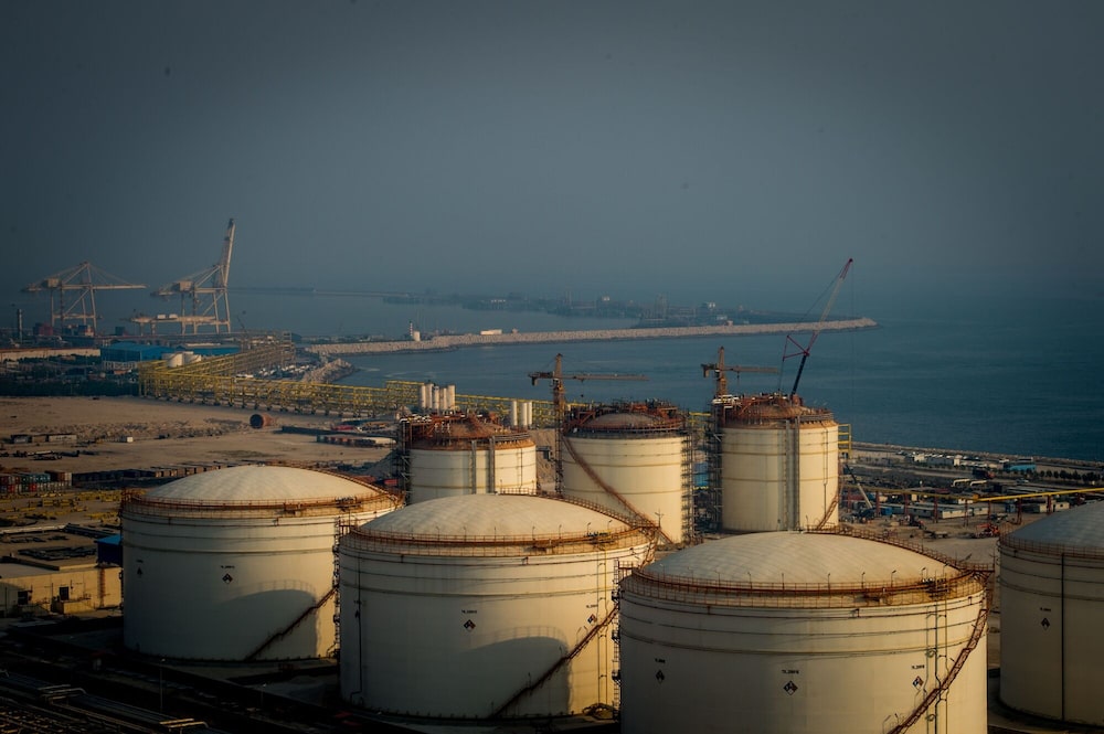 Tanques de almacenamiento de petroquímicos en el complejo Jam Petrochemical Co., ubicado en la Zona Económica y Energética Especial de Pars, junto al Golfo Pérsico, en Asaluyeh, Irán. Tanques de almacenamiento de petroquímicos en el complejo Jam Petrochemical Co., ubicado en la Zona Económica y Energética Especial de Pars, junto al Golfo Pérsico, en Asaluyeh, Irán.