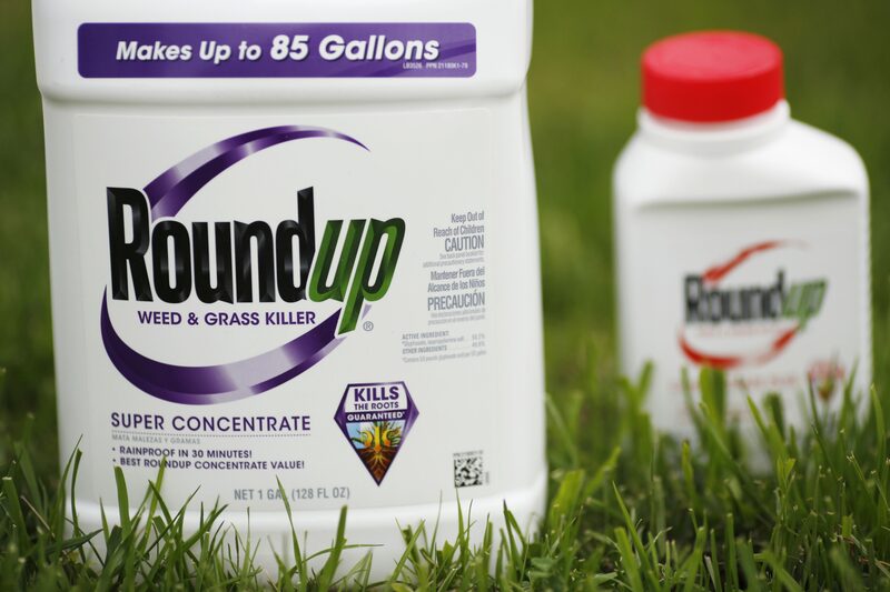 El jurado del tribunal estatal de Filadelfia concedió el viernes 27 de octubre al demandante US$25 millones en daños reales y US$150 millones de dólares en daños punitivos por sus afirmaciones de que los 20 años de uso de Roundup en su jardín le causaron cáncer. El jurado del tribunal estatal de Filadelfia concedió el viernes 27 de octubre al demandante US$25 millones en daños reales y US$150 millones de dólares en daños punitivos por sus afirmaciones de que los 20 años de uso de Roundup en su jardín le causaron cáncer.