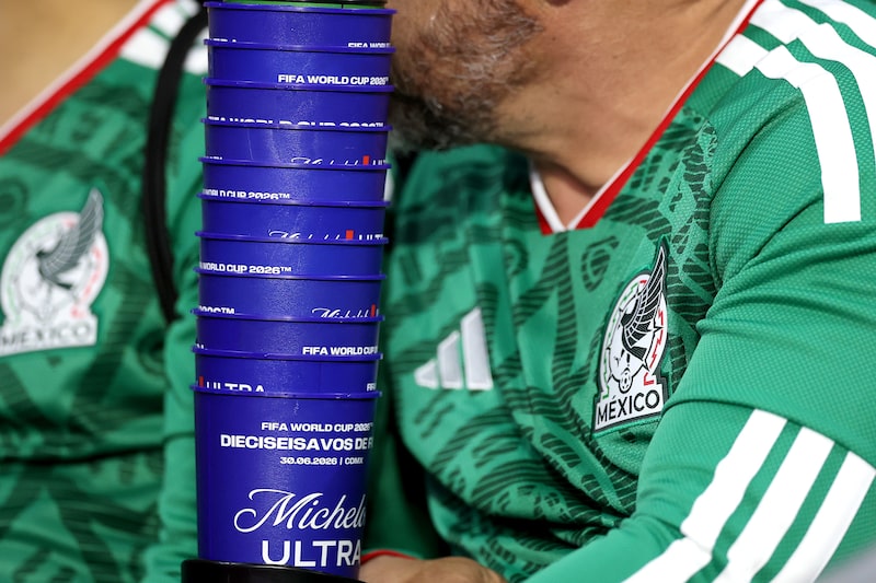 Vasos de cerveza apilados antes del partido de dieciseisavos de final de la Copa Mundial de la FIFA 2026 entre México y Ecuador en el Estadio de la Ciudad de México. Vasos de cerveza apilados antes del partido de dieciseisavos de final de la Copa Mundial de la FIFA 2026 entre México y Ecuador en el Estadio de la Ciudad de México.