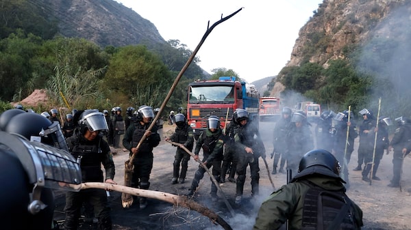 Bloqueios na Bolívia se intensificam, e La Paz enfrenta escassez de alimentos Bloqueios na Bolívia se intensificam, e La Paz enfrenta escassez de alimentos