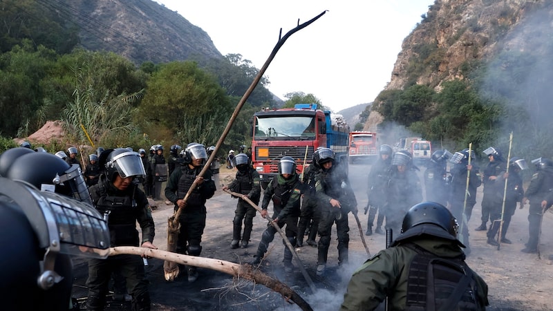 Bloqueios na Bolívia se intensificam, e La Paz enfrenta escassez de alimentos Bloqueios na Bolívia se intensificam, e La Paz enfrenta escassez de alimentos
