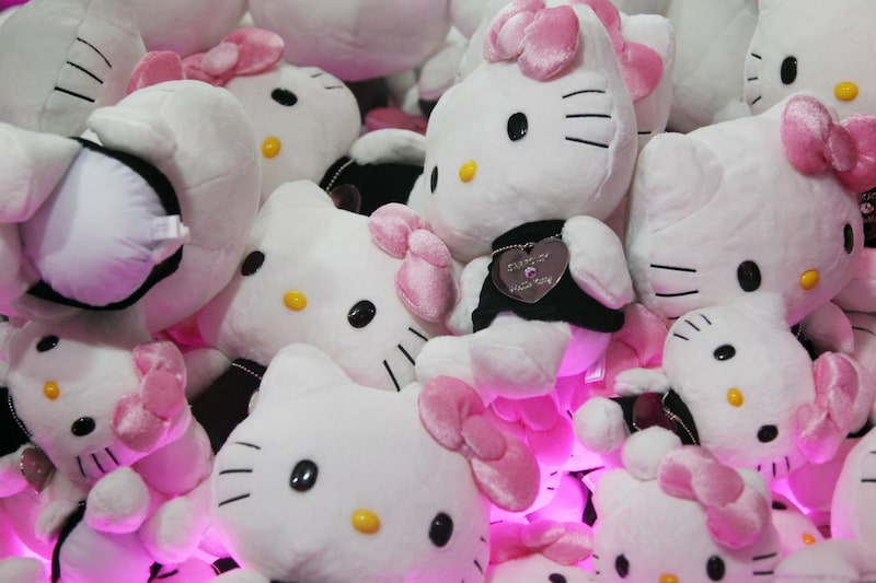 Los peluches de Hello Kitty dentro de una máquina expendedora. Los peluches de Hello Kitty dentro de una máquina expendedora.