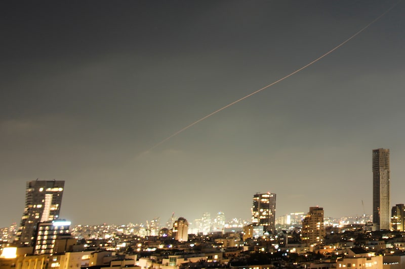 Um projétil cruza o céu sobre a região central de Israel durante um ataque com mísseis do Irã, no domingo, 7 de junho de 2026. (Foto: AP/Ohad Zwigenberg). Um projétil cruza o céu sobre a região central de Israel durante um ataque com mísseis do Irã, no domingo, 7 de junho de 2026. (Foto: AP/Ohad Zwigenberg).