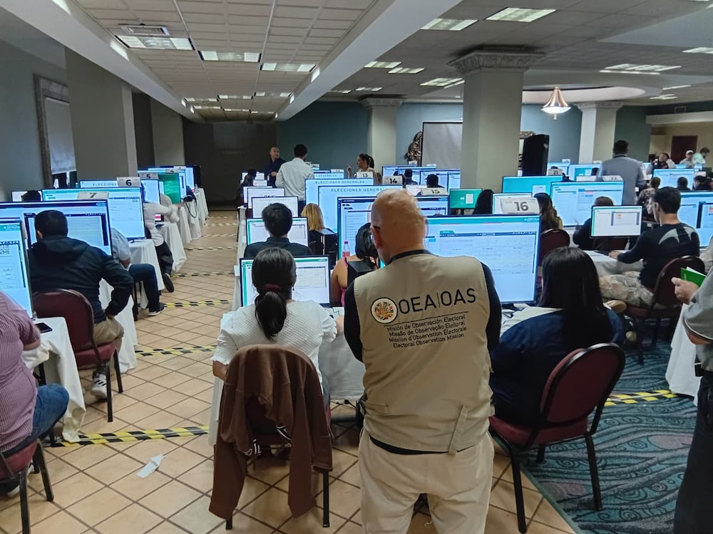 Equipos de la Misión Electoral de la OEA en Honduras observan los procesos de escrutinio, el 9 de diciembre de 2025. Equipos de la Misión Electoral de la OEA en Honduras observan los procesos de escrutinio, el 9 de diciembre de 2025.