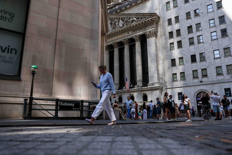 Chip Rout Pulls Stocks Down At Start Of Busy Week Chip Rout Pulls Stocks Down At Start Of Busy Week