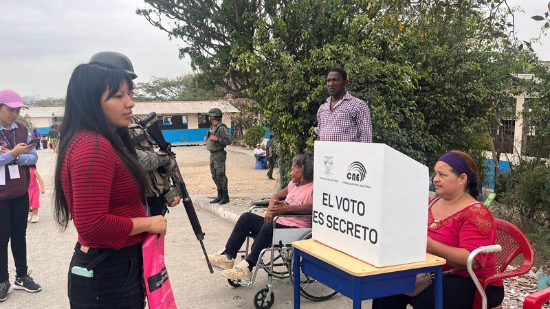 Consulta popular y referéndum del domingo 16 de noviembre en Ecuador. Consulta popular y referéndum del domingo 16 de noviembre en Ecuador.